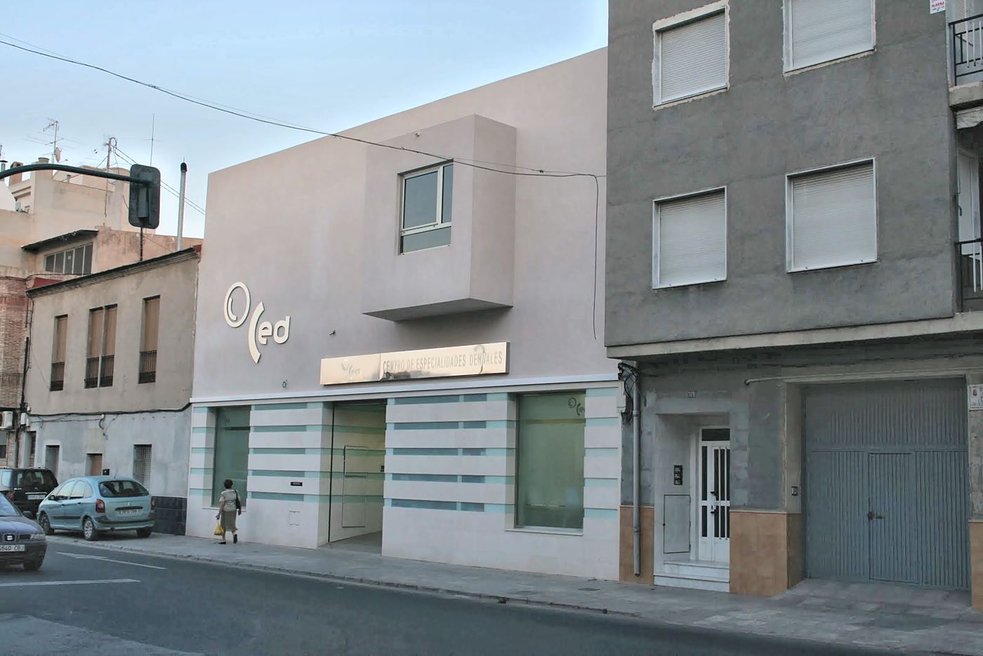 Fachada de la clínica con un volumen volado en la planta alta