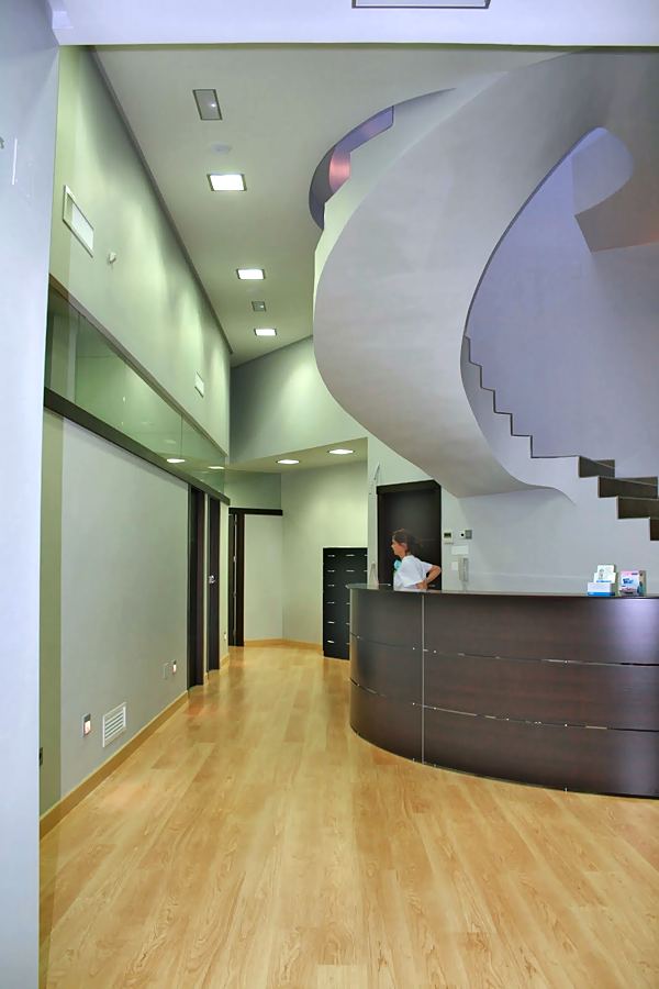 Recepción curva bajo la escalera helicoidal