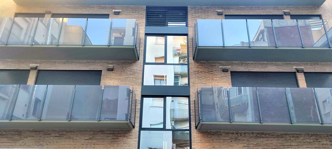 Detalle de las terrazas a ambos lados del núcleo de escalera