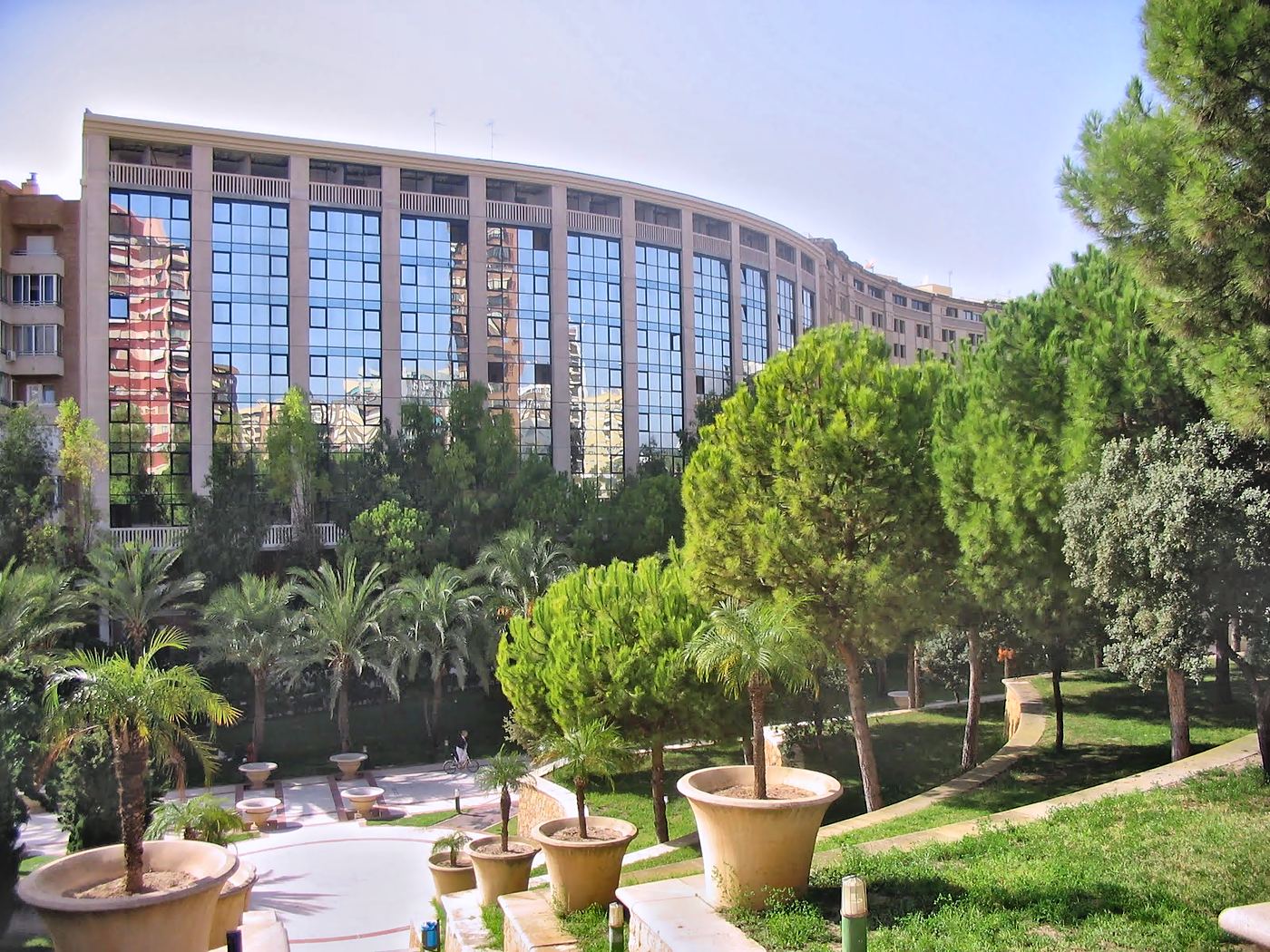 Vista general del edificio sobre el parque