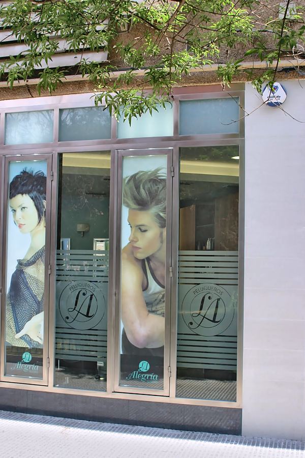 Escaparate con vinilos de retratos y franjas al ácido