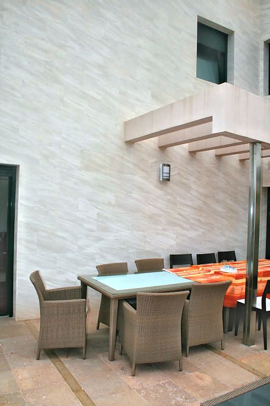 Porche con pérgola y mesa de comedor exterior